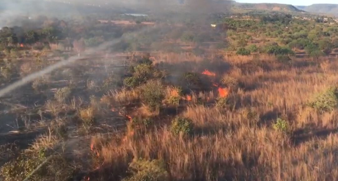 CIOPAER e Corpo de Bombeiros extinguem incêndio no setor aeroportuário em Palmas 2